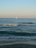 Segelboot in der Abendsonne auf dem Meer